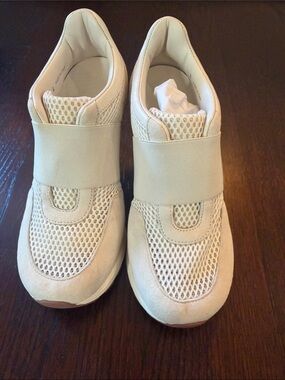 Sneex Women’s Icon shoes size 8